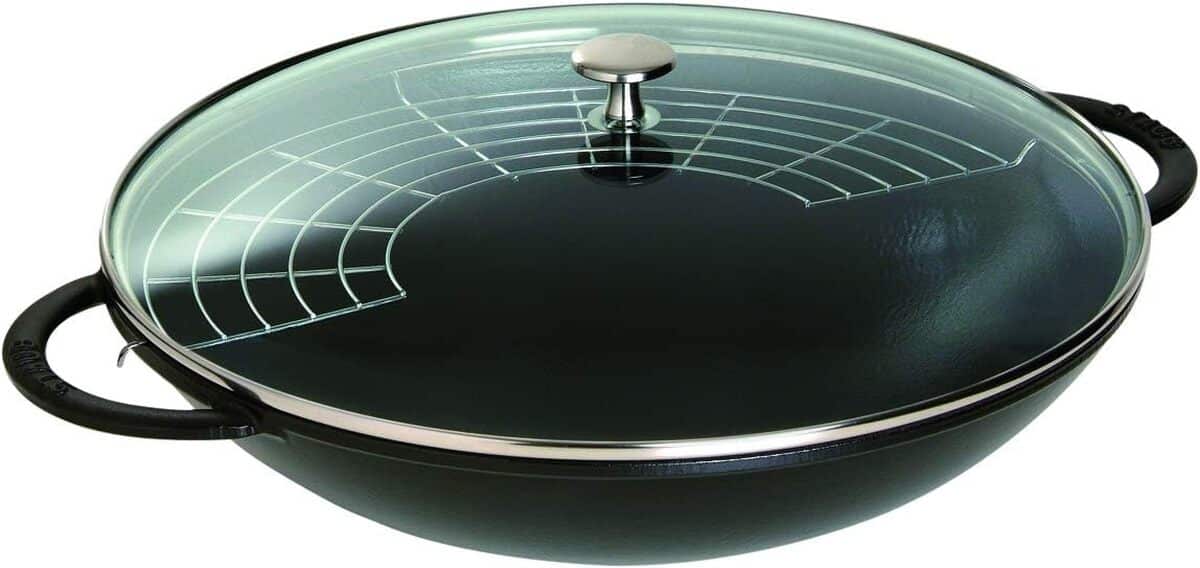 Test du wok Staub : performance en fonte avec couvercle et grille