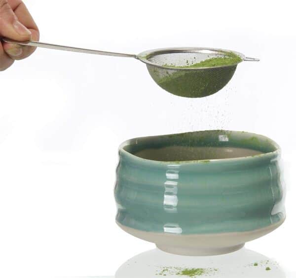 Chaqi Matcha kit d'accessoires Incluent 5 Items-bamboo Fouet Chasen, Bambou Scoop, filtre à thé en acier inoxydable, bol à matcha en céramique et support de fouet Vert