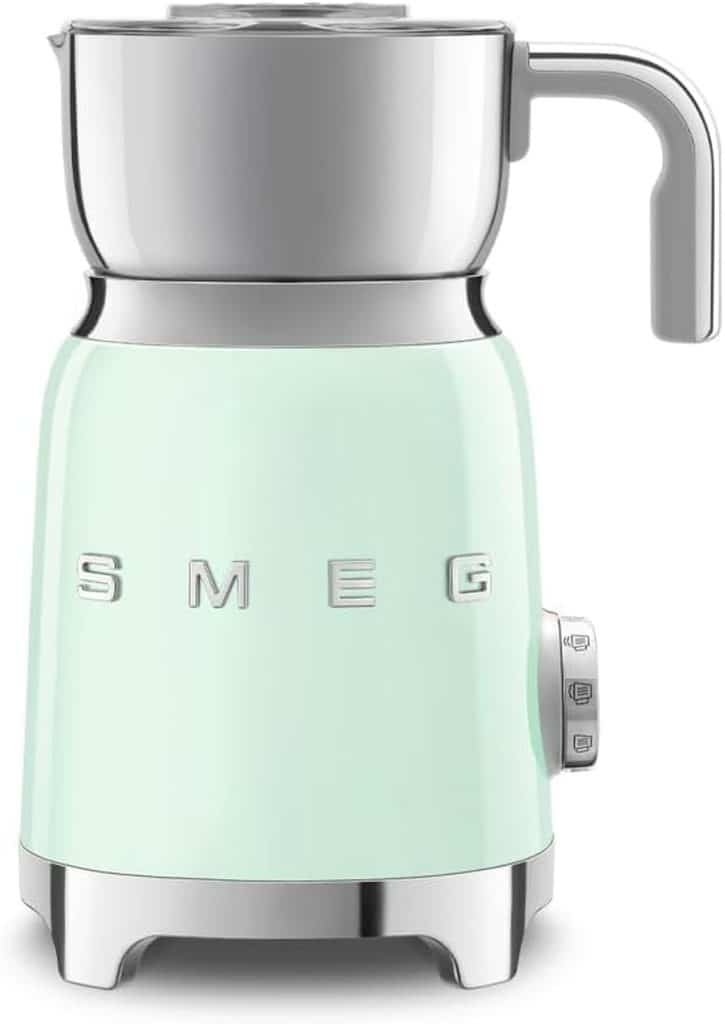 Test du mousseur Smeg MFF11PGEU : l'induction au service de votre café