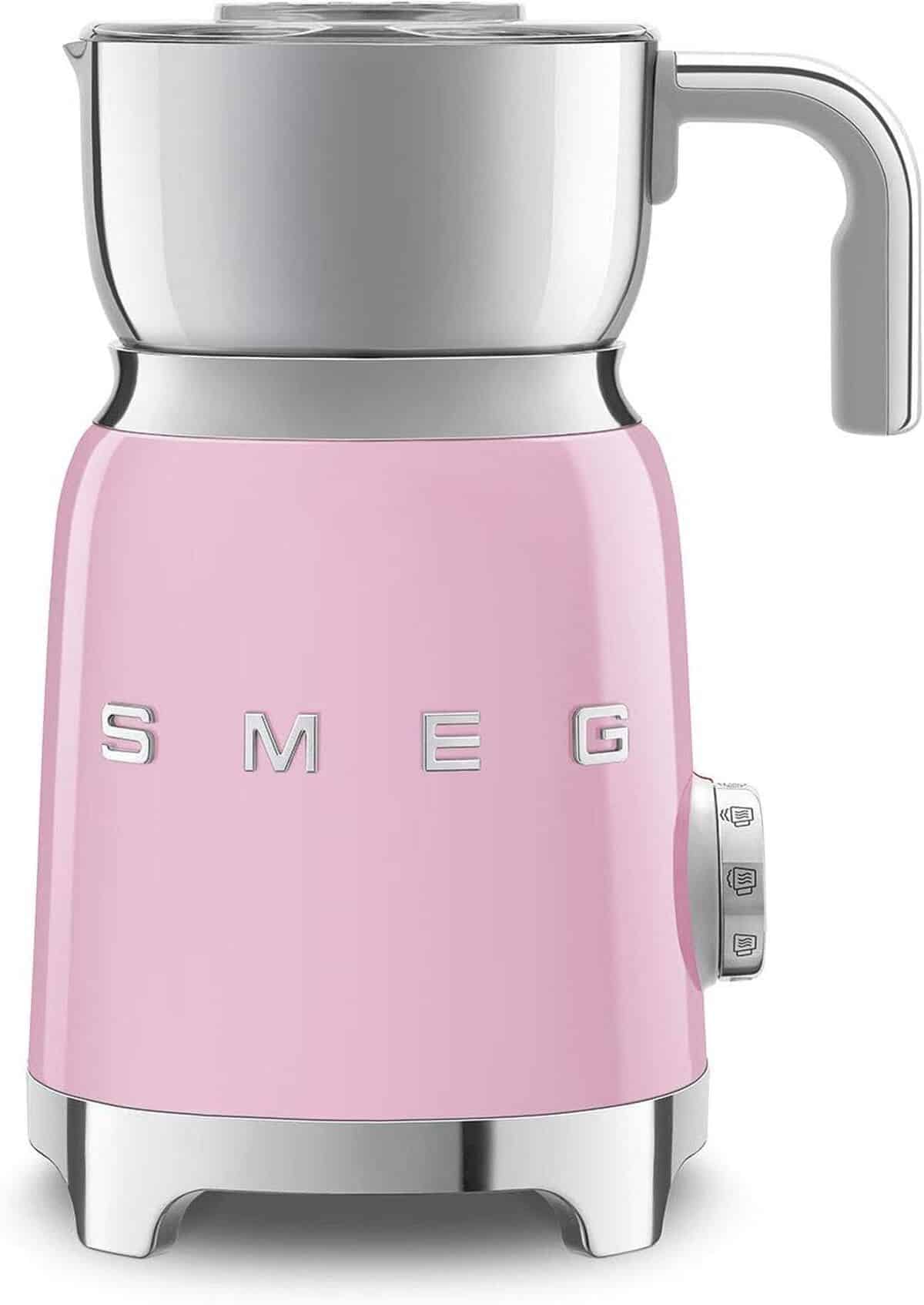 Test : mousseur à lait SMEG MFF01PKEU 500W rose pastel