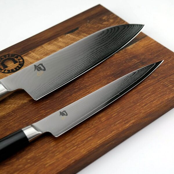 Kai Shun Classic Coffret Cadeau Exclusif, ultrascharfes Couteau Santoku Japonais et + de DM 0701 et DM-0702, Pierre à aiguiser AP Baril de 316 + Planche à découper en Bois 30 x 18