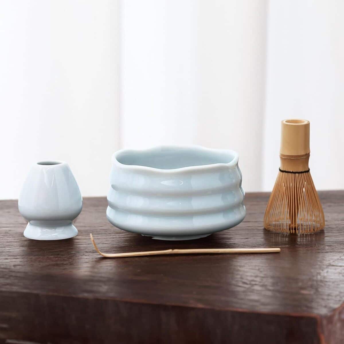 Avis sur l'ensemble fouet à matcha Gris nuage brume : une cérémonie traditionnelle élégante