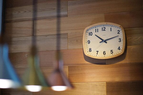 R-Square CH-028 Horloge murale japonaise fabriquée à la main en bois de hêtre massif silencieuse, sans tic-tac, fonctionne à piles, décoration moderne pour salon, chambre à coucher, bureau