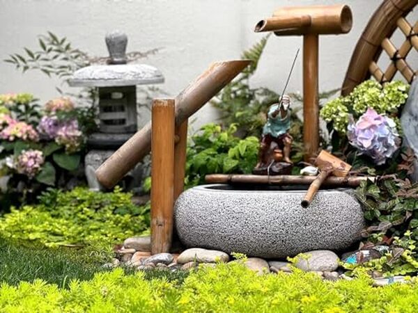 Fontaine zen en bambou : créez une atmosphère apaisante grâce à une pompe japonaise décorative alliant tradition et modernité dans votre espace de vie.