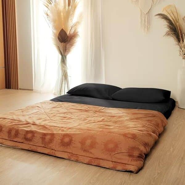 Découvrez le confort et la flexibilité du matelas futon japonais Native Nest Shikibuton. Idéal pour un sommeil réparateur, pratique à plier et à transporter.