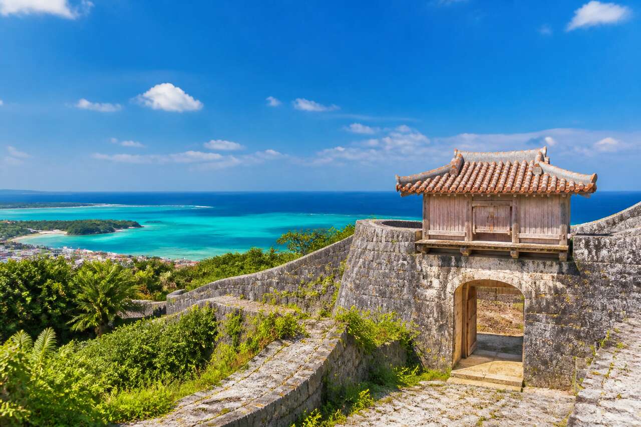 Visiter Okinawa en voiture : guide pratique pour un road trip réussi