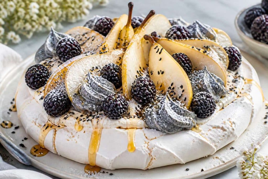 Recette de pavlova poire, mûres et crème au sésame noir