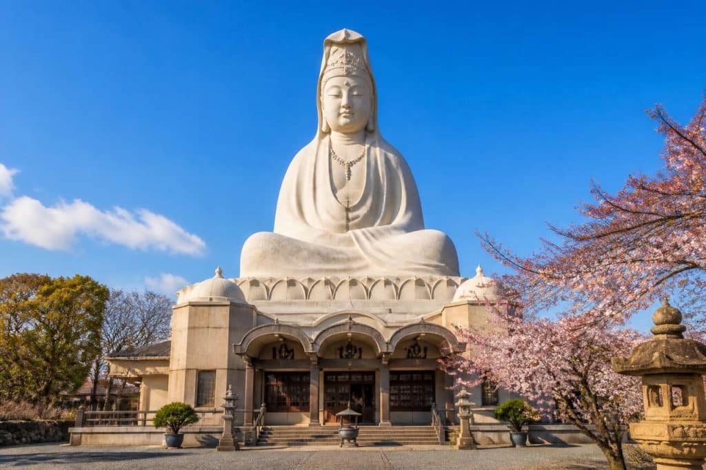 Ryozen Kannon : la statue géante de Kyoto à découvrir